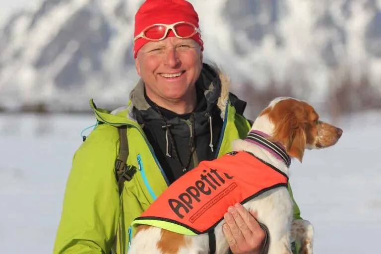 Smilende Appetitt ambassadør Joachim Almgren sammen med sin fuglehund iført vest fra Appetitt.